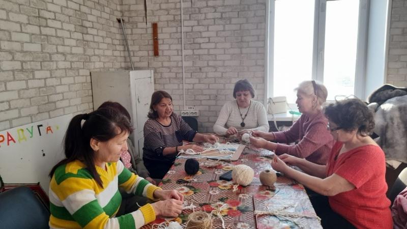 Мастер-класс по плетению макраме в клубе "Радуга" Мастер-класс по плетению макраме в клубе "Радуга"