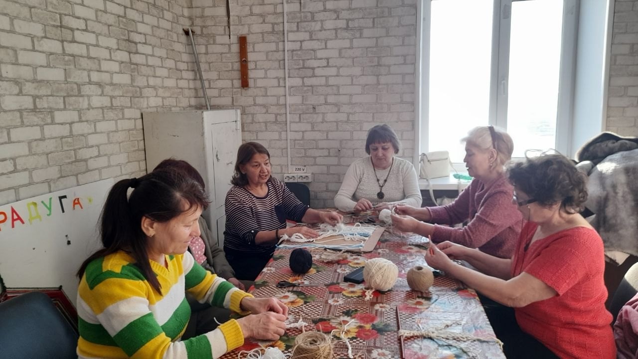 Мастер-класс по плетению макраме в клубе "Радуга" Мастер-класс по плетению макраме в клубе "Радуга"