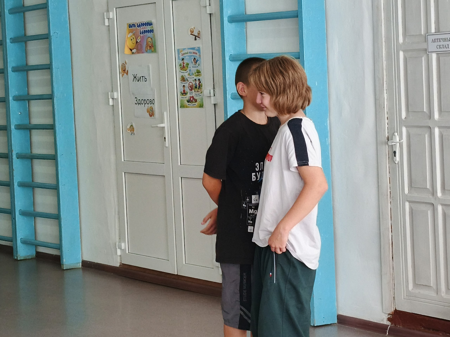 ПУСТЬ ЛЕТО ЗНОЙНОЕ СМЕЕТСЯ